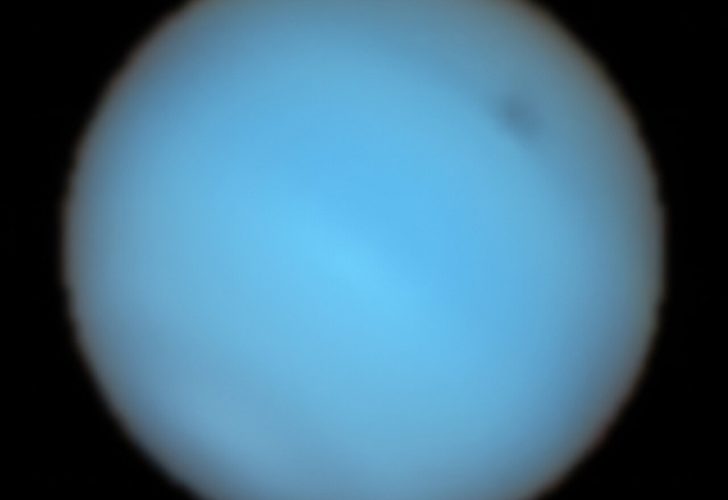 Снимок Нептуна и темного пятна в его атмосфере в естественных цветах. Credit: ESO/P. Irwin et al.