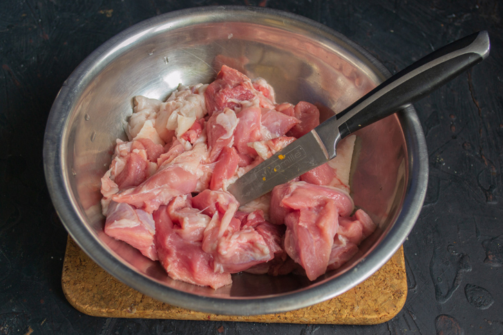 Нарезаем кубиками свинину, добавляем мелко порезанный шпик.