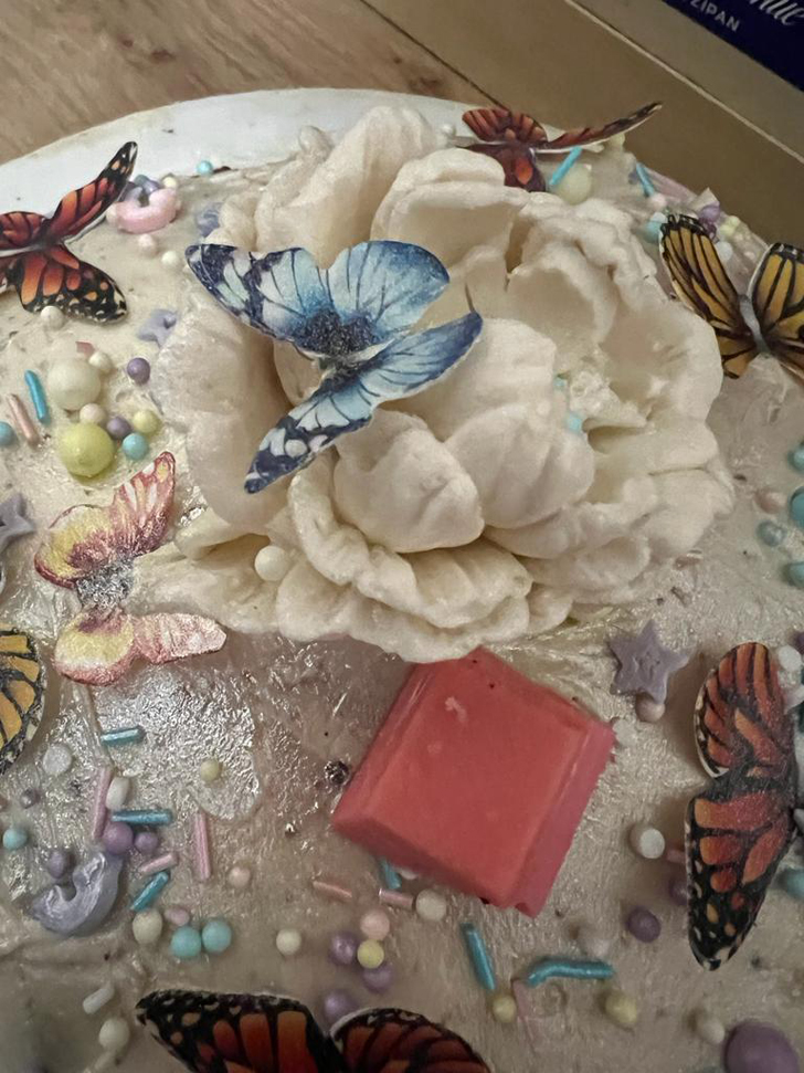 Торт с бабочками. Приготовила София Курносова. (фото из архива Софии Курносовой, сентябрь, 2023)