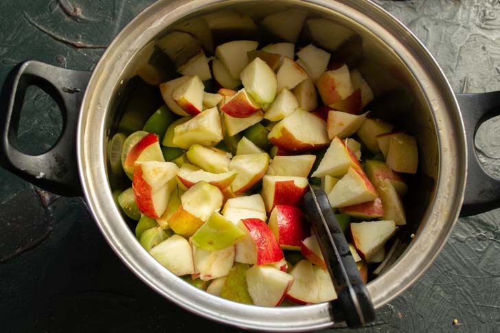 Нарезаем яблоки кусочками, подходящими по размеру к ломтиками физалиса.
