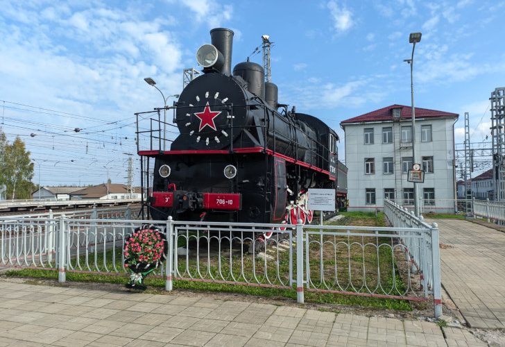 Памятник на ж/д вокзале в городе Бологое, ж/д вокзал (фото Олег Д, сентябрь, 2023)