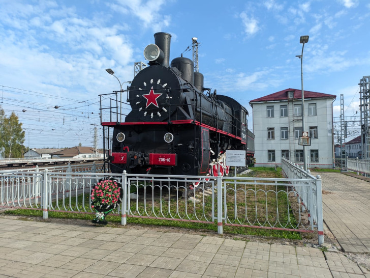 Памятник на ж/д вокзале в городе Бологое, ж/д вокзал (фото Олег Д, сентябрь, 2023)