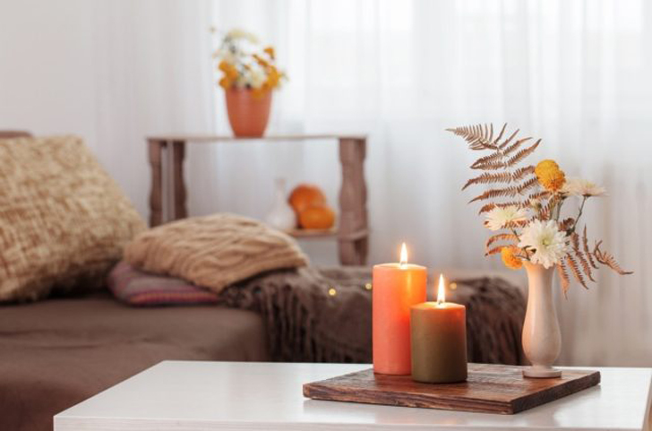 Даже пара монотонных свечек с ароматом способна преобразить интерьер. © apartments