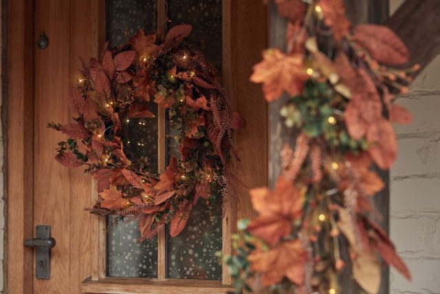 Если гирлянду из осенних листьев обернуть вокруг каркаса, то получится прекрасный венок. © OLIVER PERROTT / LIGHTS4FUN