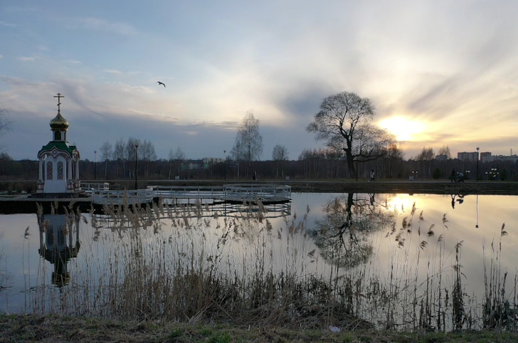 Часовня при храме «Успение Пресвятой Богородицы» (г.Клин, усадьба Демьяново, фото А.Еремеев, апрель, 2022)
