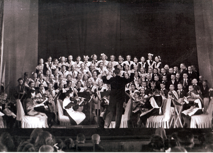Хор на майдановской сцене (Фото из архива В.Кузьмина)
