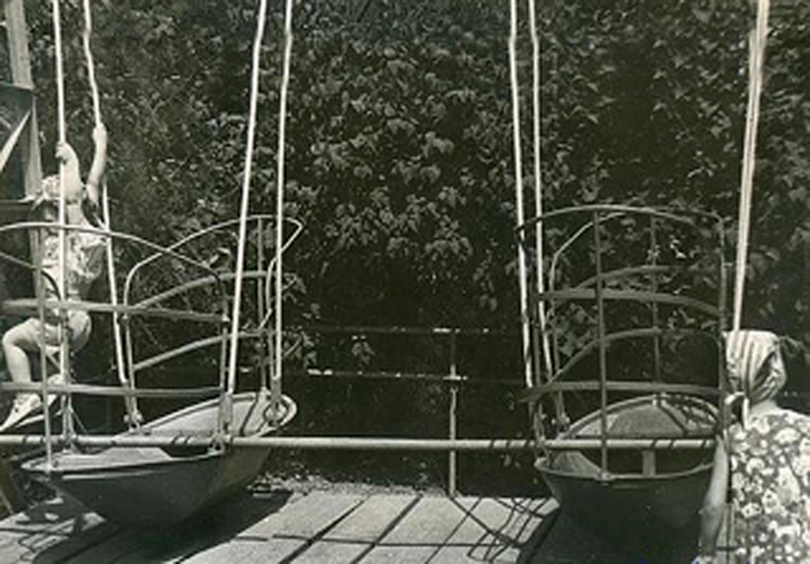 Качели лодочки (Фото из архива В.Кузьмина)