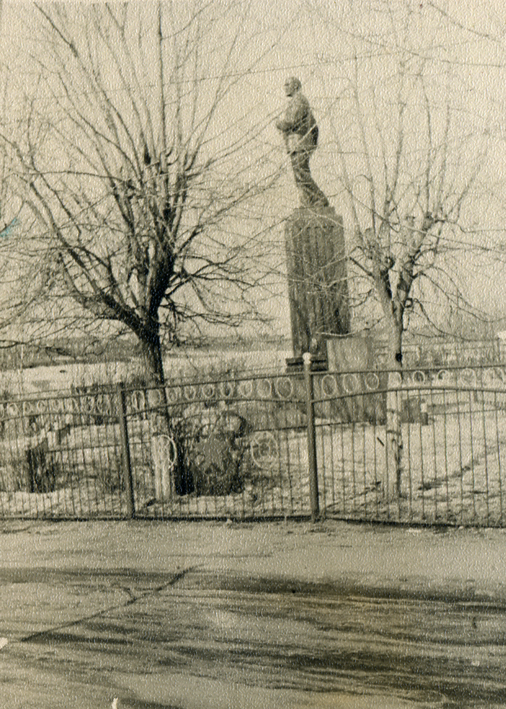 Ленин, памятник у могилы лётчиков (Фото из архива В.Кузьмина)