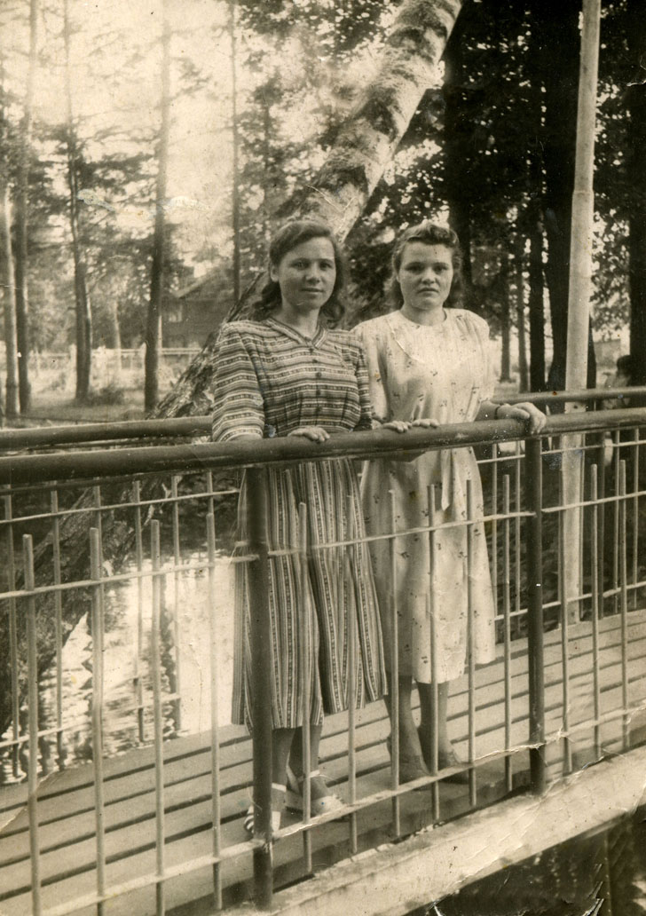Майданово. Полина с подругой (Фото из архива В.Кузьмина)