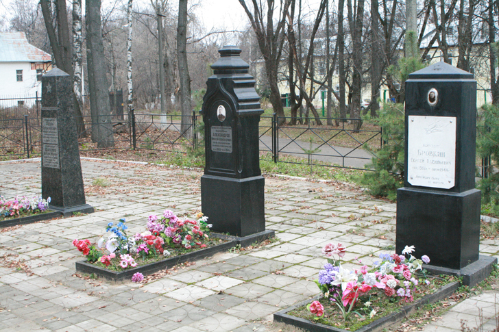 Могилы погибших лётчиков (Фото из архива В.Кузьмина)