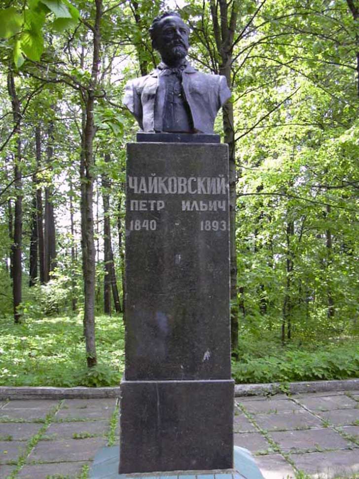 Памятник П.И.Чайковскому (Фото из архива В.Кузьмина)
