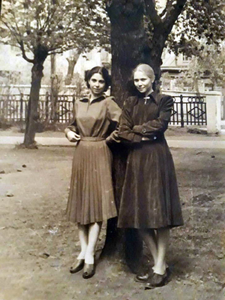 Юлия Баландина моя мама со своей сестрой Валентиной в Первомайском сквере (фото из архива В.Кузьмина)