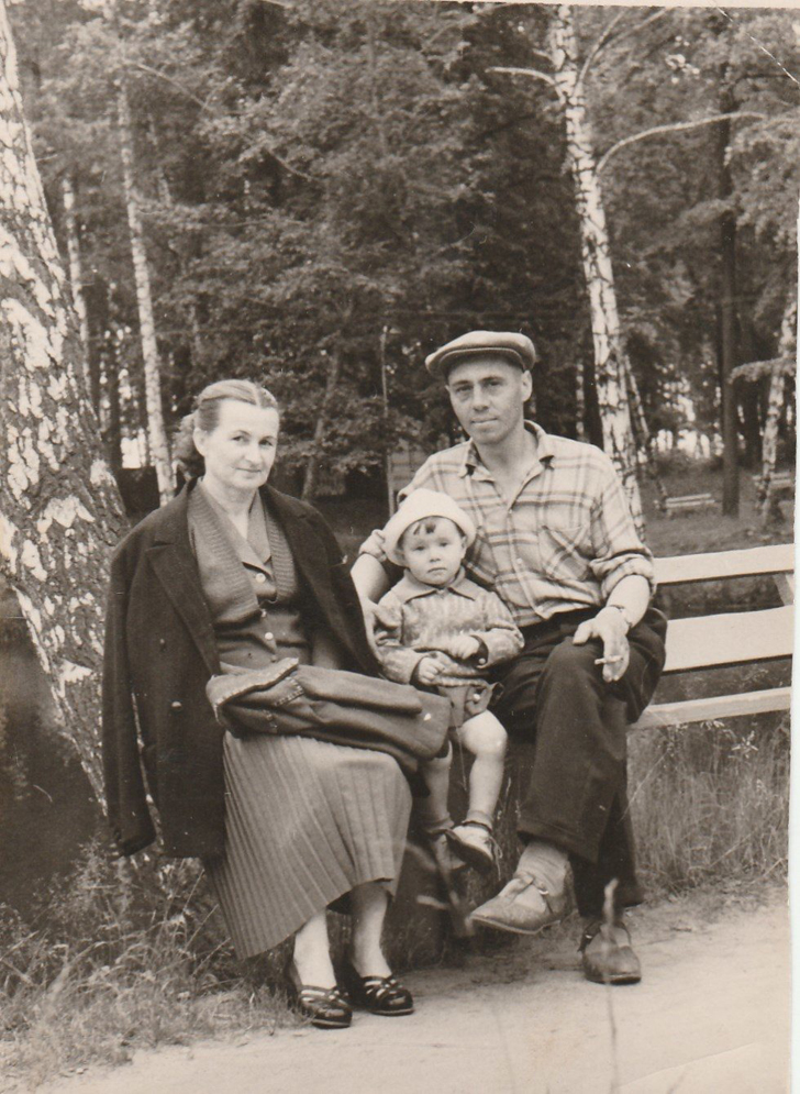 Мои бабушка и дедушка, а посередине моя мама, которой в этом году будет 58. Этой фотки более 50 лет. Маслобойщиковы Клавдия и Евгений и маленькая Ольга (Фото из архива В.Кузьмина)