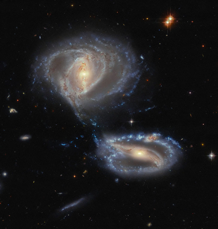 Группа взаимодействующих галактик Arp-Madore 2339-661. Она состоит из двух крупных галактик – NGC 7733 (справа внизу) и NGC 7734, и вновь обнаруженной в области спирального рукава NGC 7733 – NGC 7733N. Credit: ESA/Hubble & NASA, J. Dalcanton