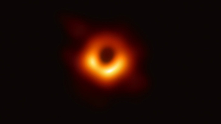 Фотография сверхмассивной черной дыры в галактике Messier 87. Credit: Event Horizon Telescope