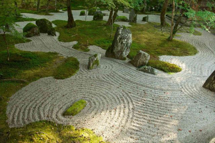 На облик японского сада и его смысловое наполнение огромное влияние оказала философия буддизма. © thespruce