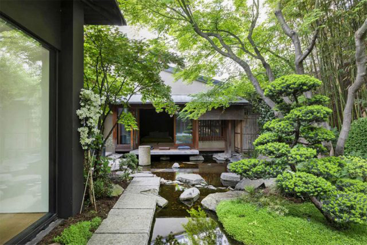 Японский сад преимущественно монохромен: основной цвет – зеленый. © artnet