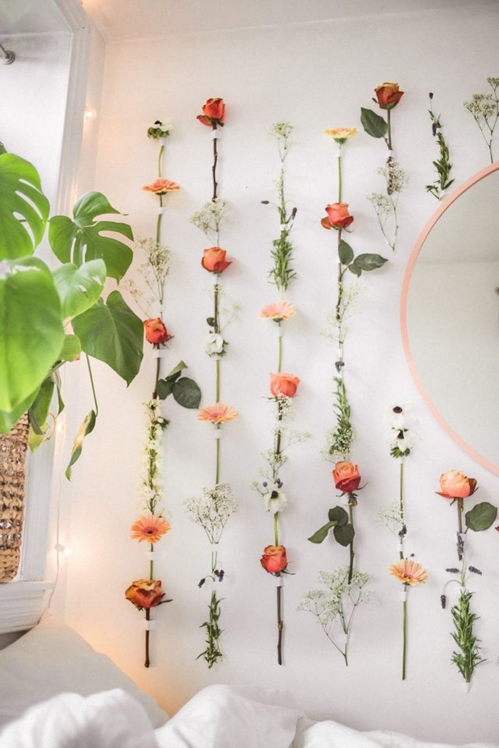 Декор стены искусственными цветами добавит романтики вашему дому. © shrifreevs.live