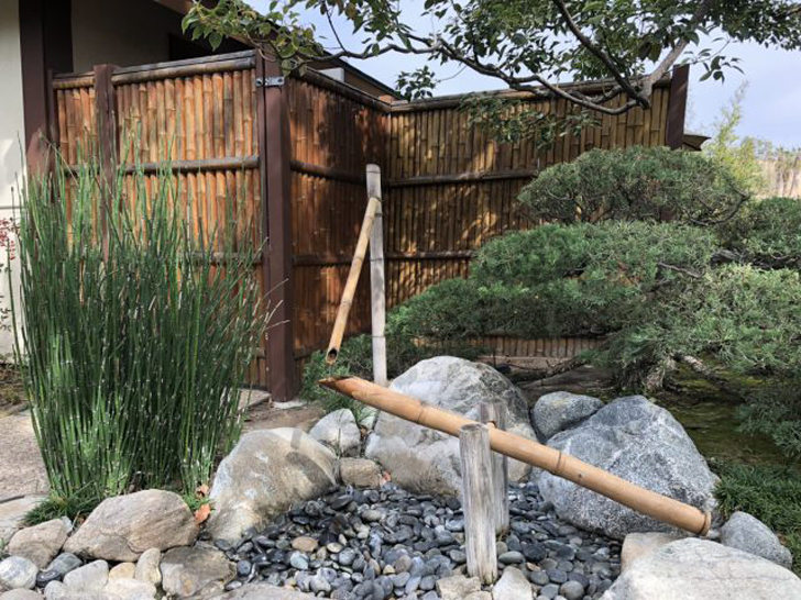 Сикаодоси – это устройство из двух бамбуковых трубочек: какэхи – трубочки-качалки с косым срезом, по которой течет вода, и вертикальной стойки. © exploringtheprime