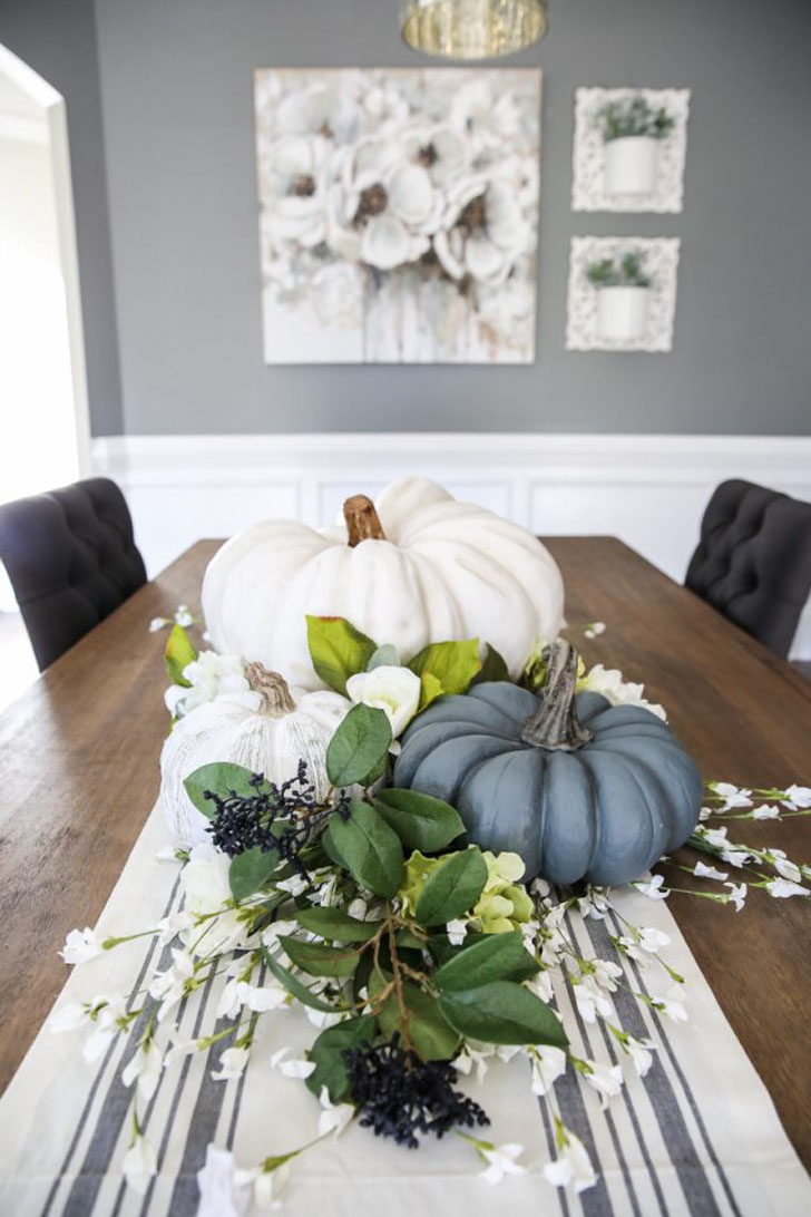 Украсьте стол тыквами, чтобы создать уютную и приятную атмосферу ужина. © bowerpowerblog