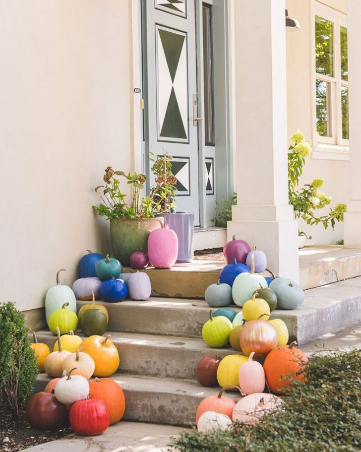 Простая композиция из цветных тыкв на крыльце украсит любой дом. © THE HOUSE THAT LARS BUILT/JANE MERRITT