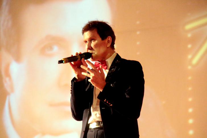 Концерт Александра Дроздова на сцене КДЦ города Высоковск (фото В.Кузьмин, октябрь, 2023)