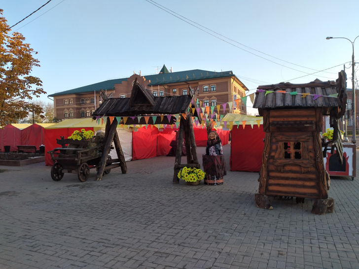 Ярмарка на Советской площади (фото из архива сайта infoce-klin.ru, ноябрь, 2021)