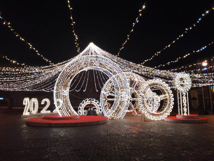г.Клин, Советская площадь, новогодние украшения (фото из архива сайта infoce-klin.ru, ноябрь, 2021)