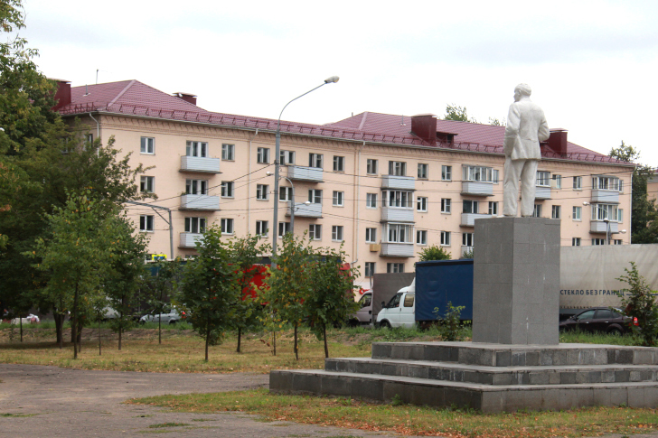 Первомайский сквер, памятник В.И. Ленину (Фото из архива В.Кузьмина, сентябрь, 2022)