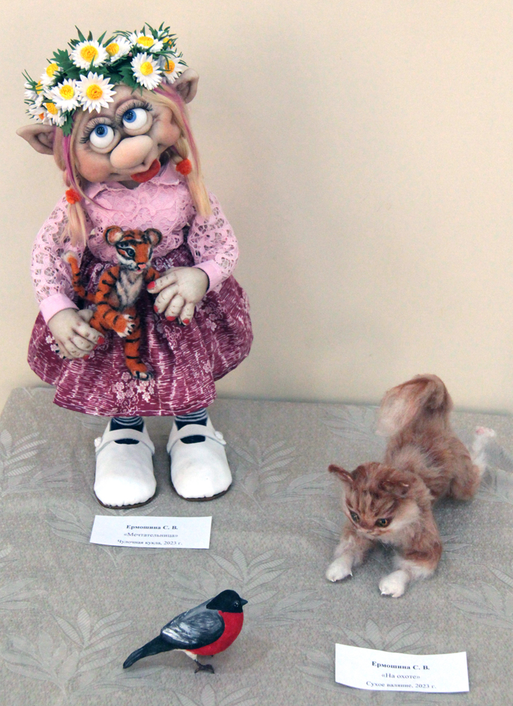 Выставка Клинских художников, кукольников и скульпторов в выставочном комплексе имени Ю.В. Карапаева (фото В.Кузьмин, октябрь, 2023)
