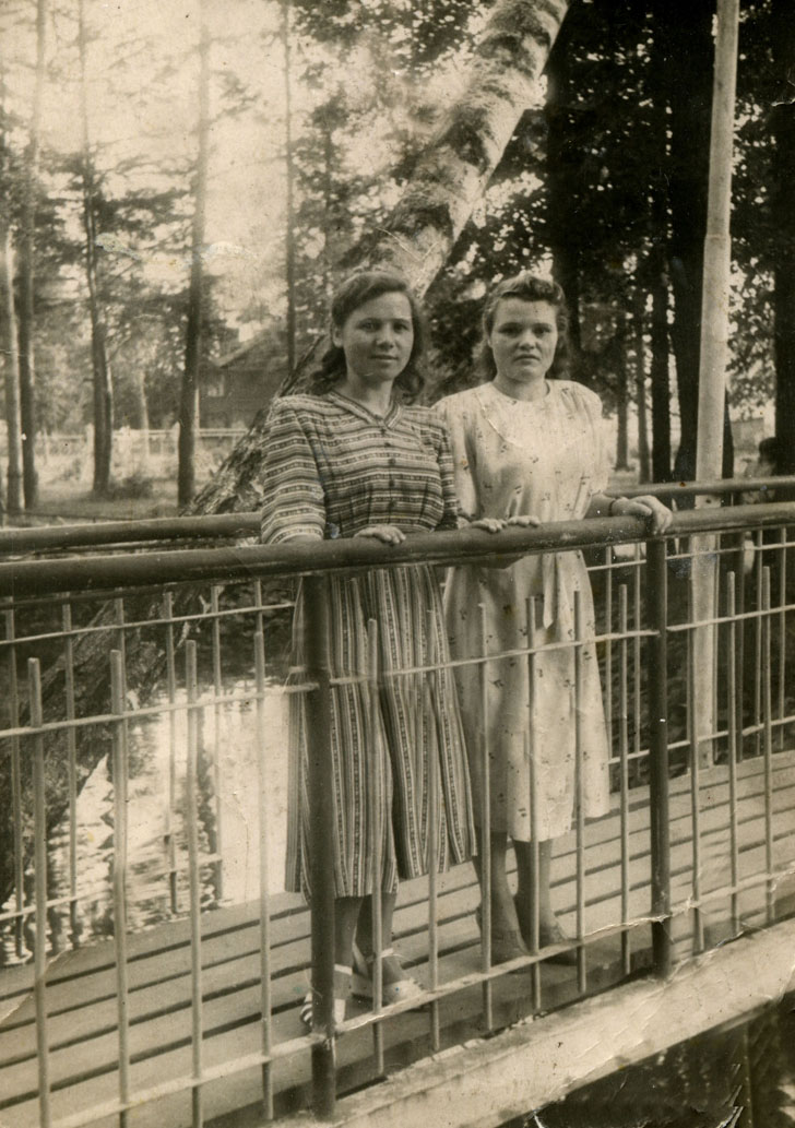 Майданово (Полина с подругой) (г.Клин, Майдановский парк, фото из архива В.Кузьмина)