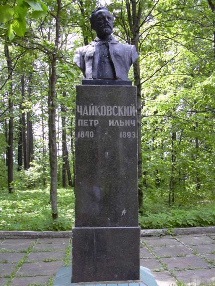 Памятник П. И. Чайковскому был рядом с клубом (г.Клин, Майдановский парк, фото из архива В.Кузьмина)