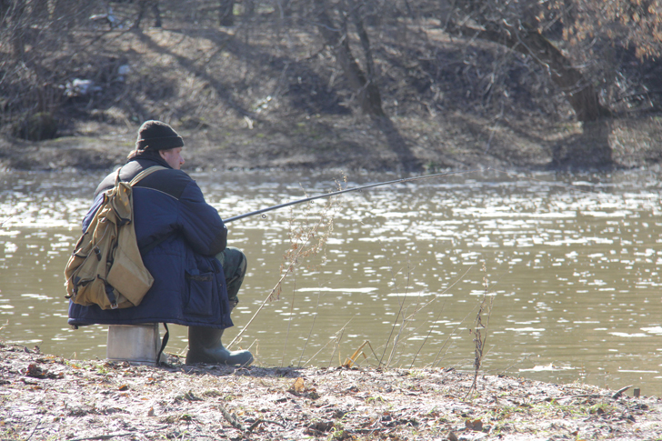 Рыбак (г.Клин, река Сестра, фото В.Кузьмин, апрель, 2022)