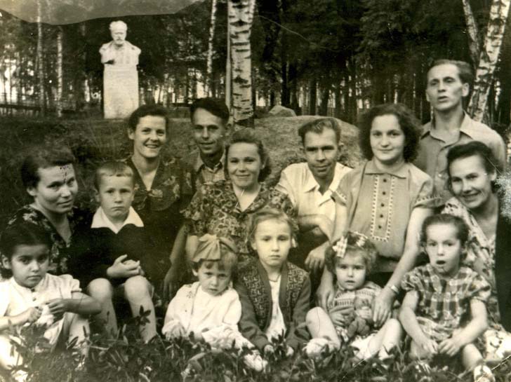 В Майдановском парке 1957 на заднем фоне бюст Чайковского (г.Клин, Майдановский парк, фото из архива В.Кузьмина)