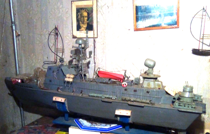 Модель военного корабля