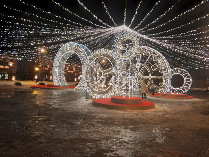 Новогодние украшения на Советской площади (фото из архива сайта infoce-klin.ru, декабрь, 2023)