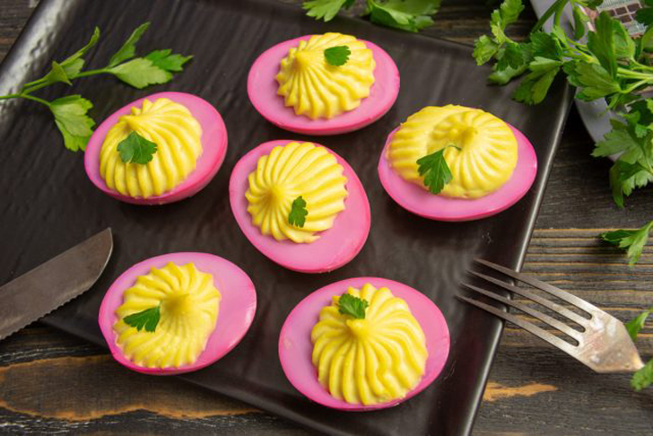 Приготовьте яркие фаршированные яйца с сыром и чесноком, чтобы удивить гостей.