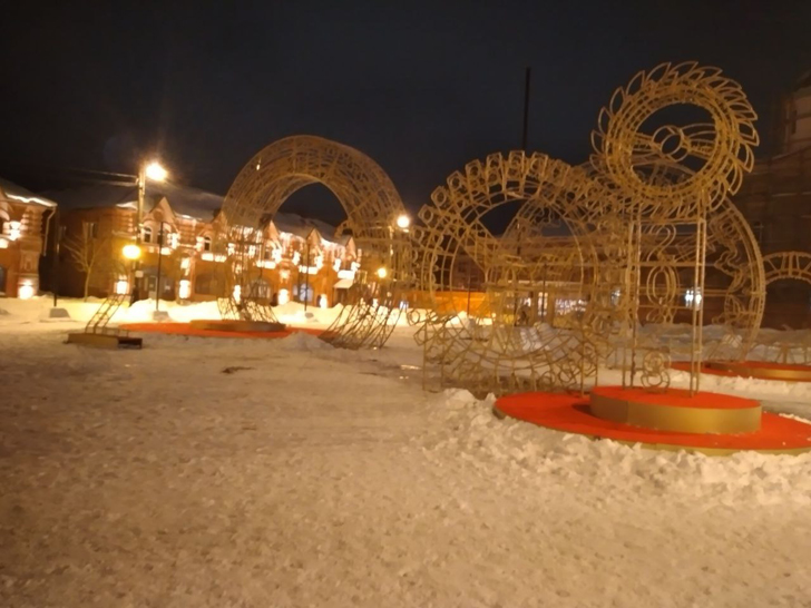 Новогодние украшения на Советской площади (фото из архива сайта infoce-klin.ru, декабрь, 2023)