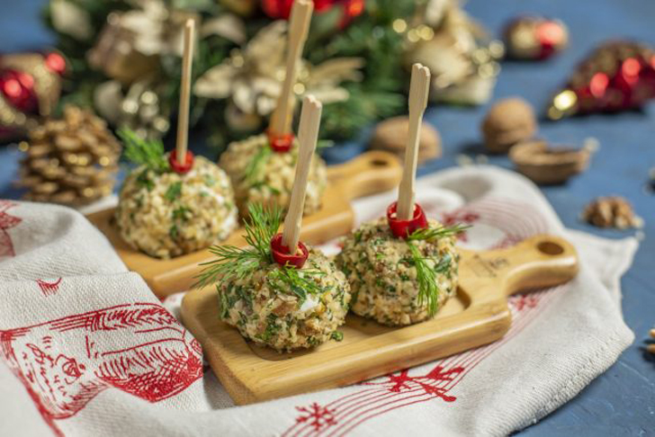 Приготовьте «Ёлочные шары» с сыром и курицей. Не только же коту можно кушать дождик с новогодней ёлки.