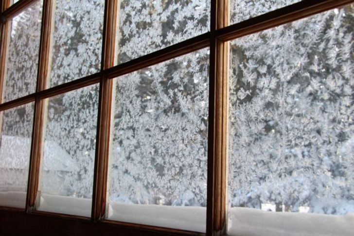 Часто перед снегопадом или сильным морозом на окнах образуются замерзшие капли или ледяные узоры. © needpix