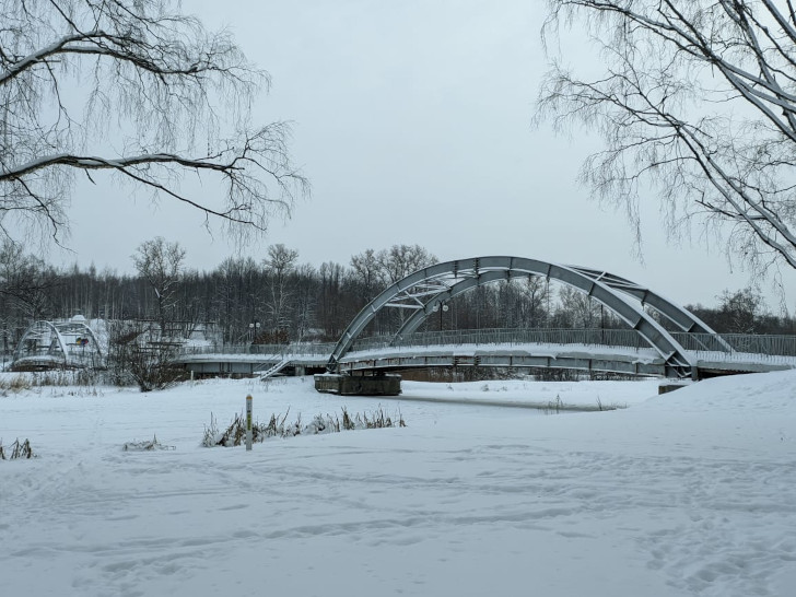 Мост через реку Сестра (г.Клин, Сестрорецкий парк, фото Олег Д., декабрь, 2023)