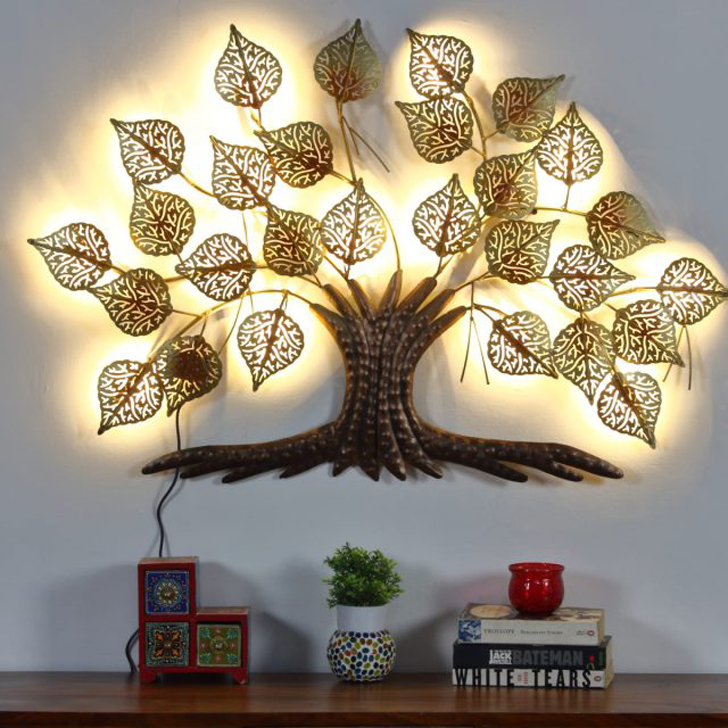Настенное украшение в виде дерева с подсветкой не останется незамеченным. © amazon