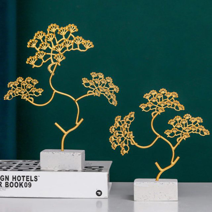 Маленькие золотые статуэтки деревьев легко впишутся в любой уголок вашего дома. © nestasia