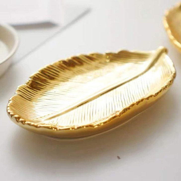 Маленькое золотое блюдце в виде пера. © amazon