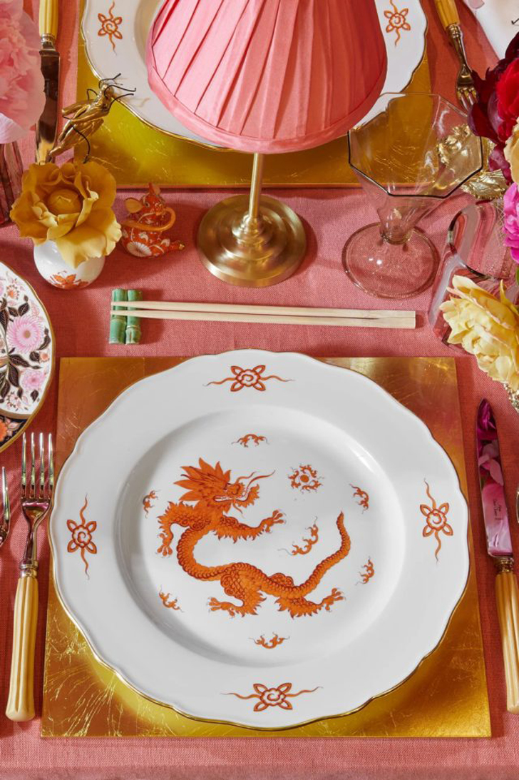 Красивая винтажная тарелка с изображением красного дракона. © housesandparties