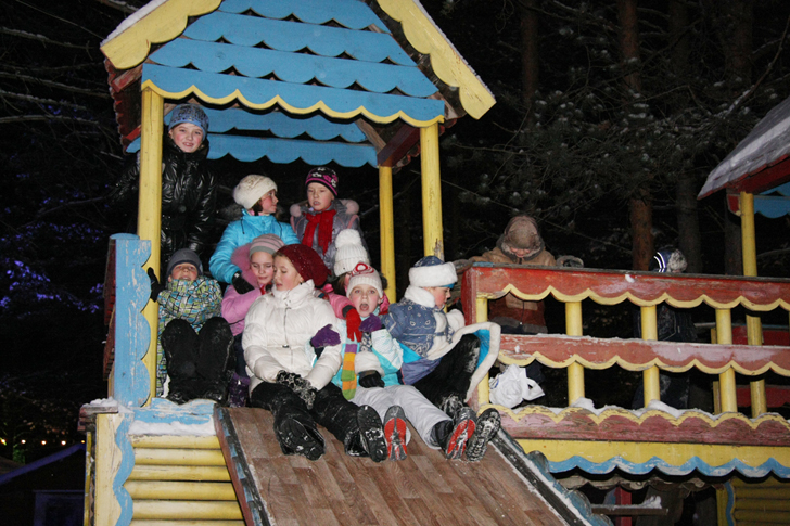 Горка это большая радость для детворы. Поездка к Деду Морозу в Великий Устюг (фото В.Кузьмин, 2011 год)