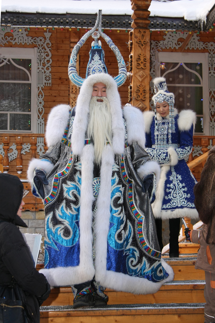 Хранитель холода Чисхаан со спутницей. Поездка к Деду Морозу в Великий Устюг (фото В.Кузьмин, 2011 год)