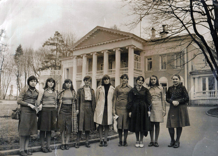 Комсомольский актив десятиклассников Клинского района на экскурсии в Горках Ленинских 1980г.