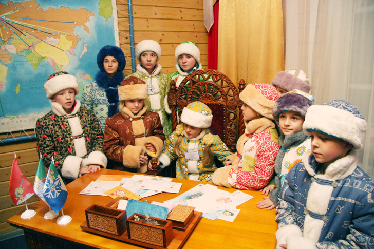Письменный стол Деда Мороза. Поездка к Деду Морозу в Великий Устюг (фото В.Кузьмин, 2011 год)