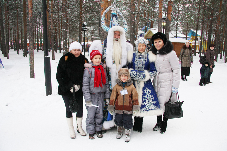С хранителем холода Чисхааном и его спутницей (Якутия). Поездка к Деду Морозу в Великий Устюг (фото В.Кузьмин, 2011 год)